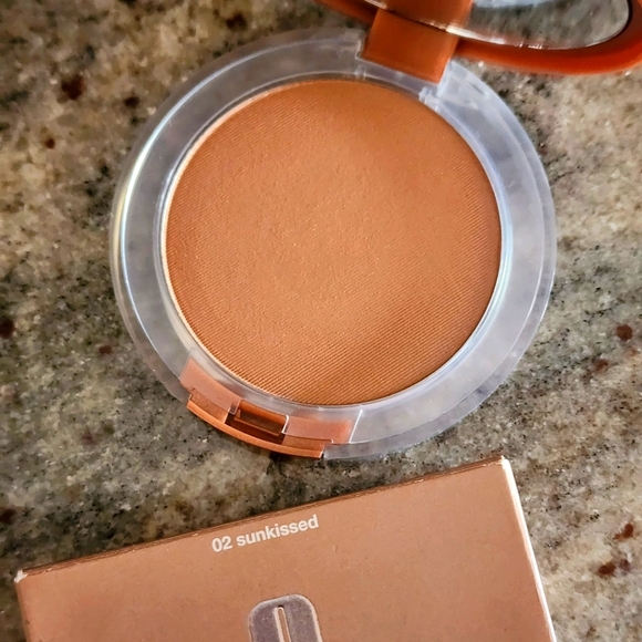 Clinique ☆ True Bronze Pressed Powder Bronzer - Picture 5 of 10